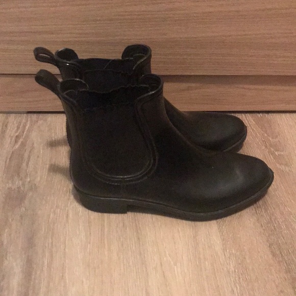 Suzy Shier Black Shiny Booties